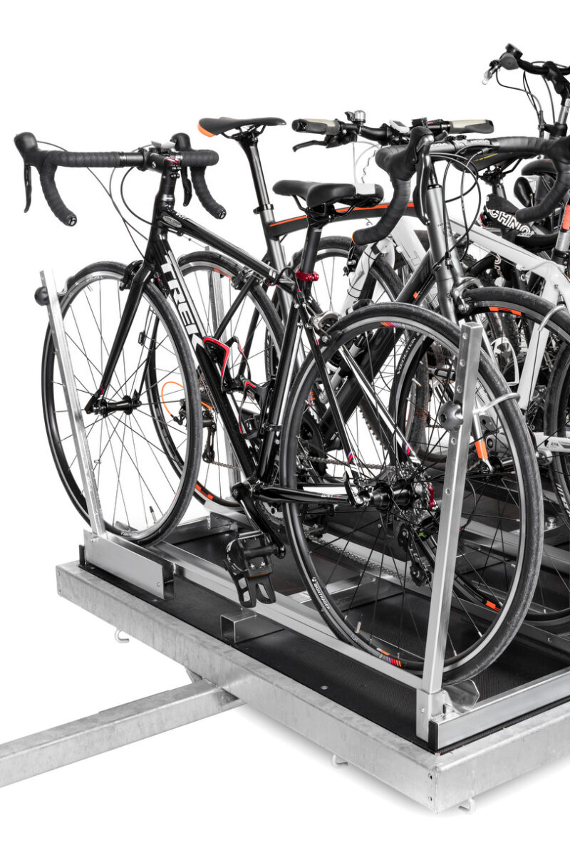 O trailer transporta de 12 a 15 bicicletas na posição horizontal.