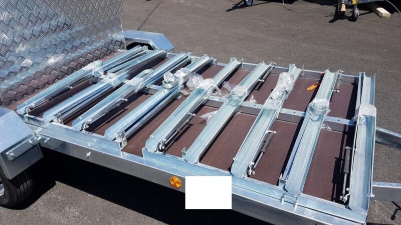O trailer transporta de 12 a 15 bicicletas na posição horizontal. - Image 3