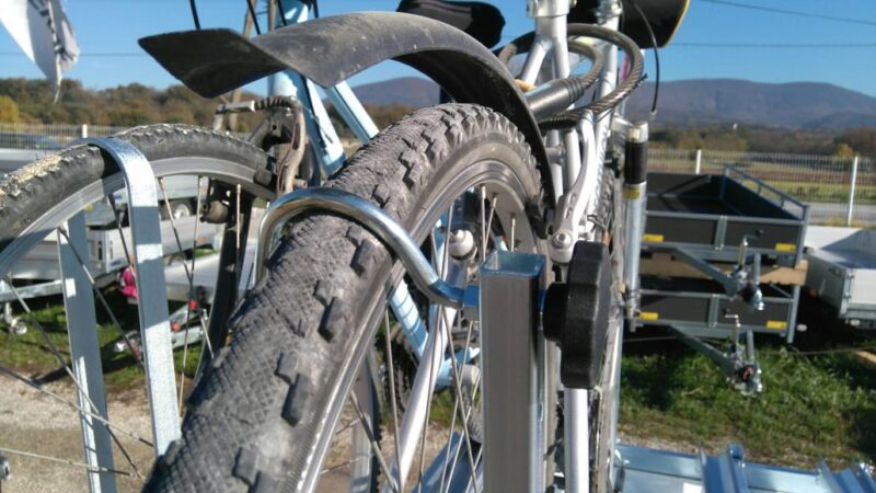 O trailer transporta de 12 a 15 bicicletas na posição horizontal. - Image 4